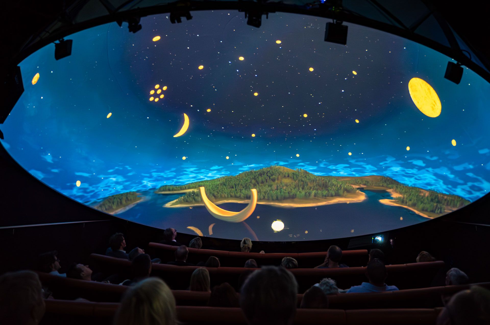 Blick in die Planetariumskuppel mit Sternenhimmel und goldener Himmelsbarke