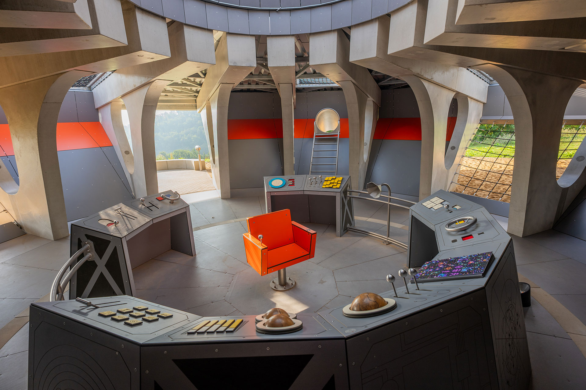 Blick ins Innere des UFO:  Kommandobrücke mit Commandersessel und Konsolen