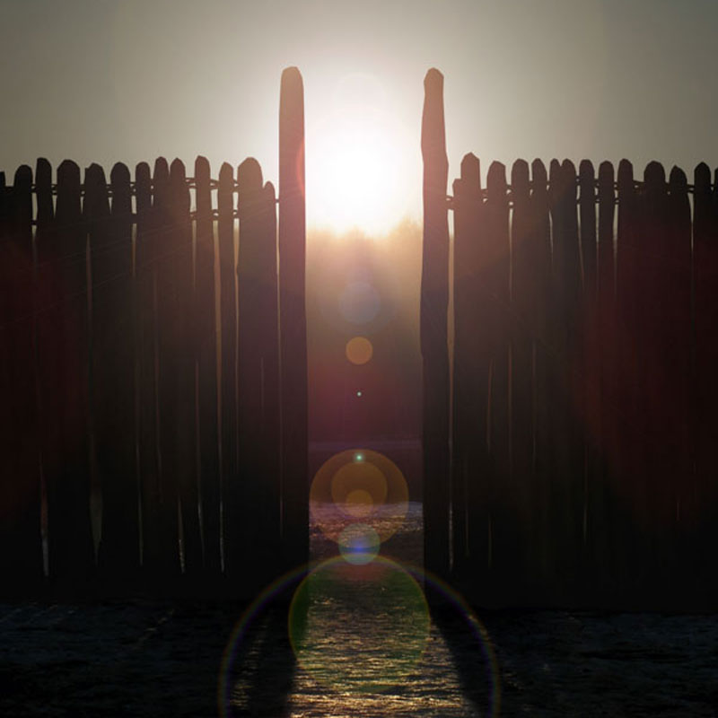 Blick durch das Südwesttor der Kreisgrgabenanlage von Goseck zum Sonnenuntergang am Tag der Wintersonnenwende