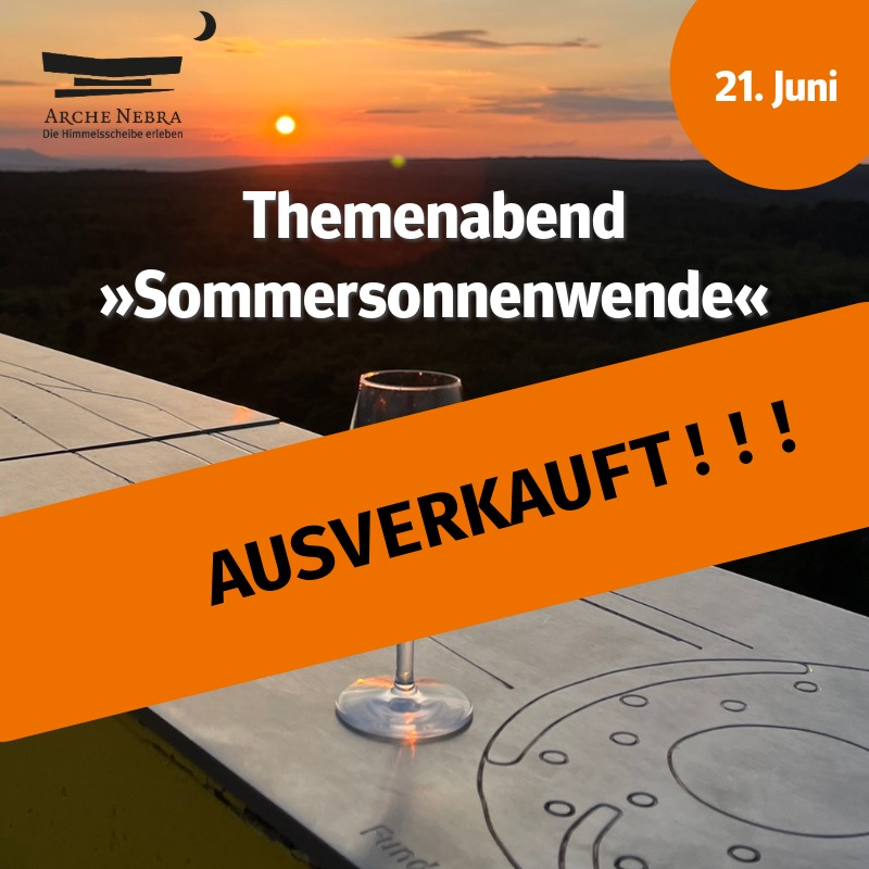Blick in den Sonnenuntergang zur Sommersonnenwende vom Aussichtsturm auf dem Mittelberg, im Vordergrund ein Weinglas